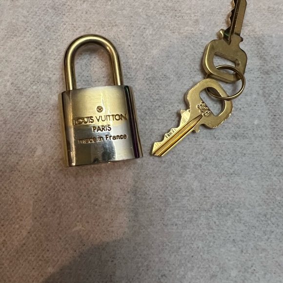 Louis Vuitton lock and keys - Picture 4 of 12